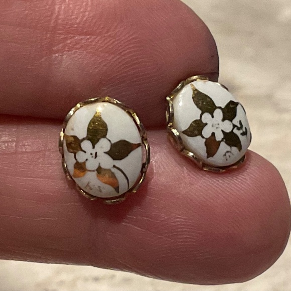 Handpainted Floral Earrings Vintage Signed White Gold pierced cameo style - Picture 3 of 9